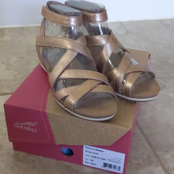 veruca sandal dansko